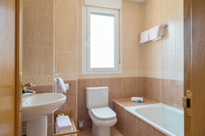 Bañera con ducha, artículos de tocador gratuitos, secador de pelo, bidet