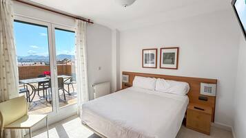 Apartamento estándar, 2 habitaciones (Ático) | 2 dormitorios, tabla de planchar con plancha, wifi gratis y ropa de cama