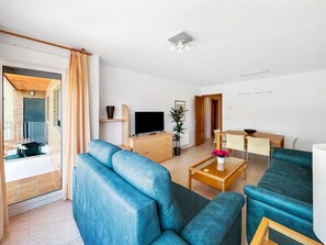 Apartamento standard, 2 quartos, terraço (XL) | Área de estar | TV de tela plana 42 polegadas com canais a cabo