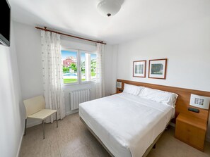 2 bedrooms, iron/ironing board, free WiFi, bed sheets - Apartamentos Solamaza (Arnuero)