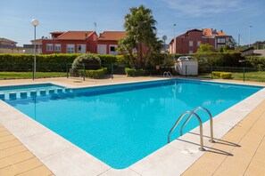 Outdoor pool, pool loungers - Apartamentos Solamaza (Arnuero)