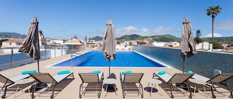 Una piscina al aire libre de temporada