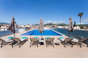 Una piscina al aire libre de temporada