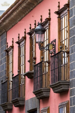 A building facade with multiple windows, ornate balconies, and a street lamp. - La Laguna Gran Hotel (San Cristóbal de La Laguna)