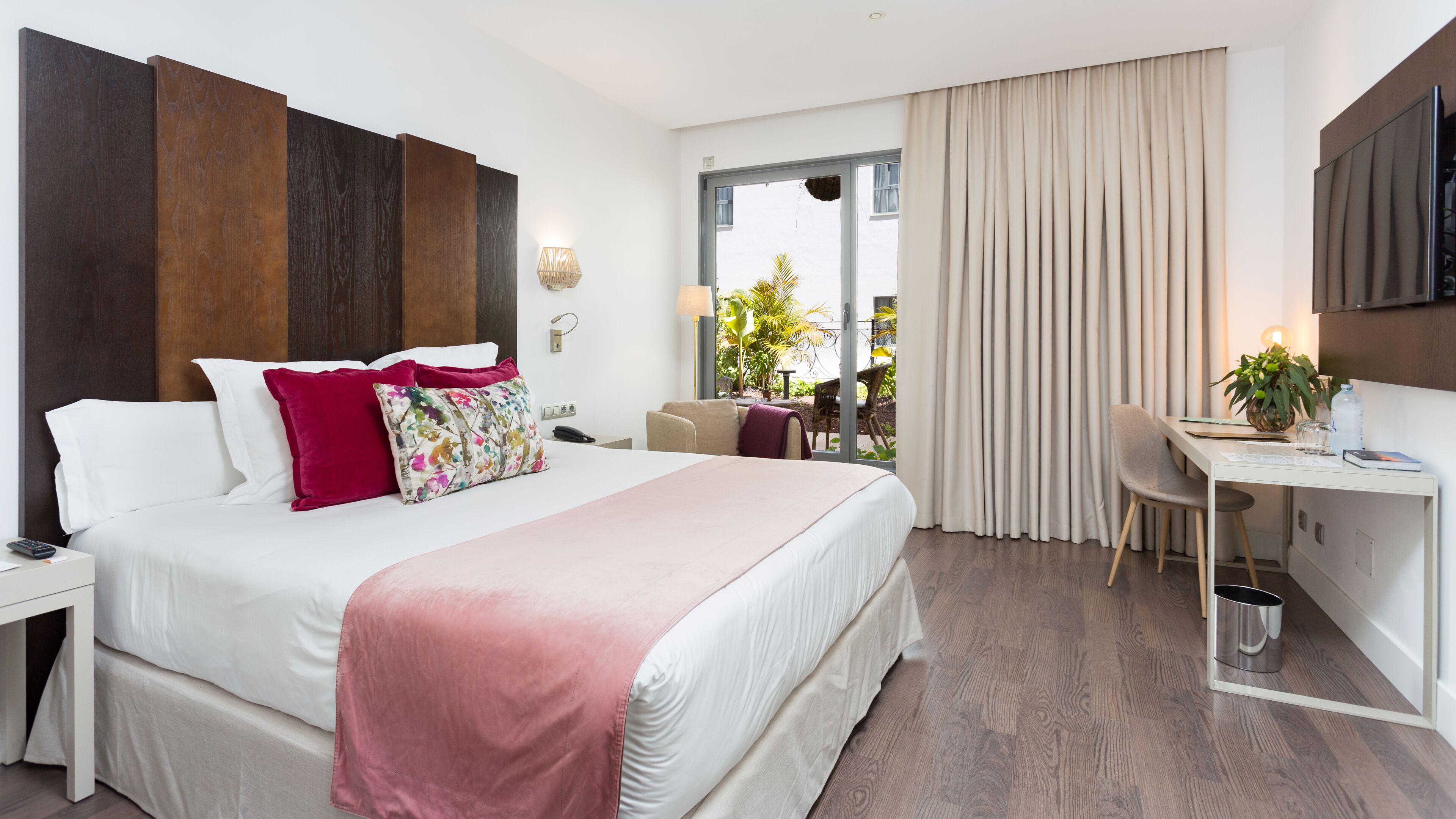 高档床上用品、迷你吧、客房内保险箱、办公桌