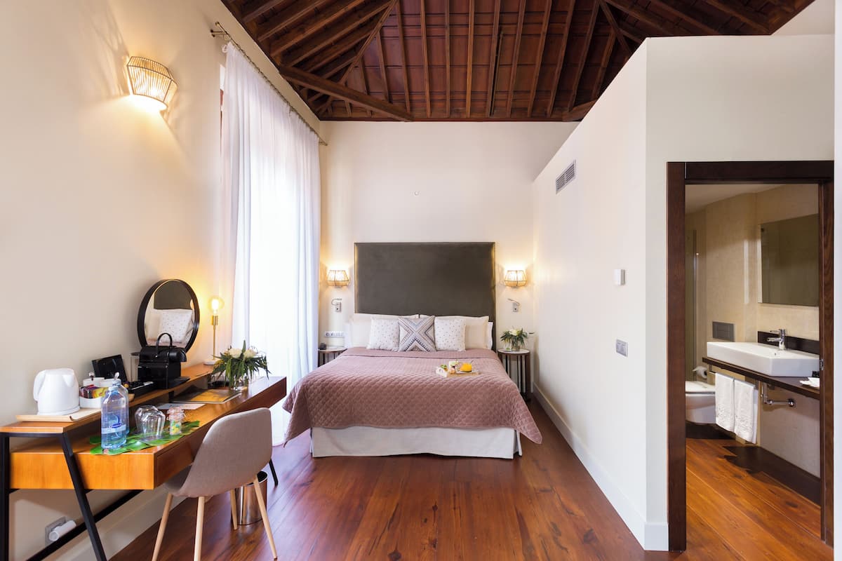 Luxe beddengoed, een minibar, een kluis op de kamer, een bureau
