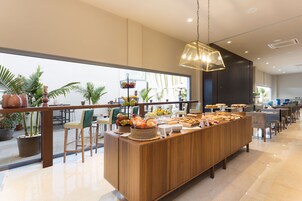 Desayuno buffet diario (EUR 14.00 por persona)