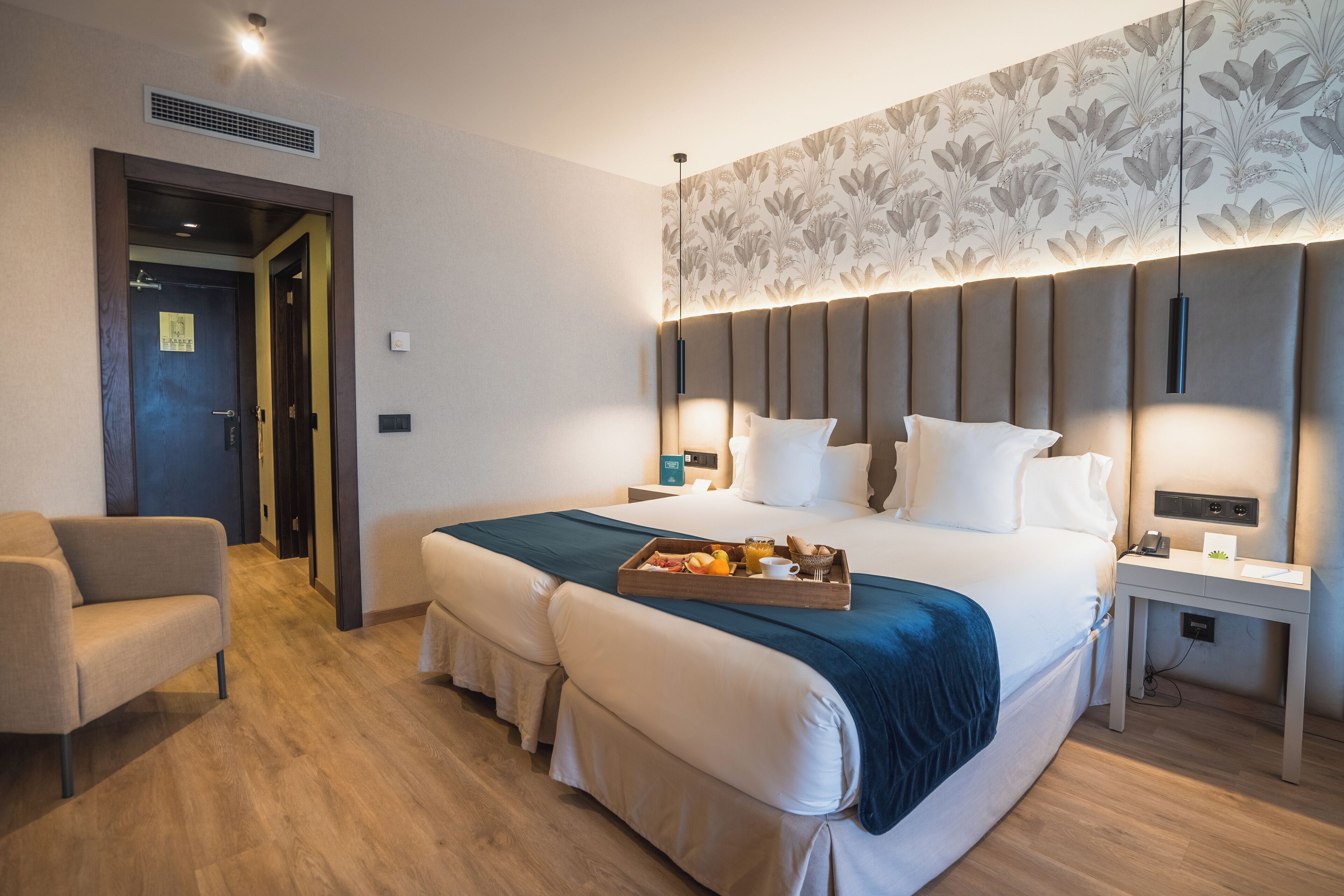 Seprai premium, minibar, brankas, dan meja kerja