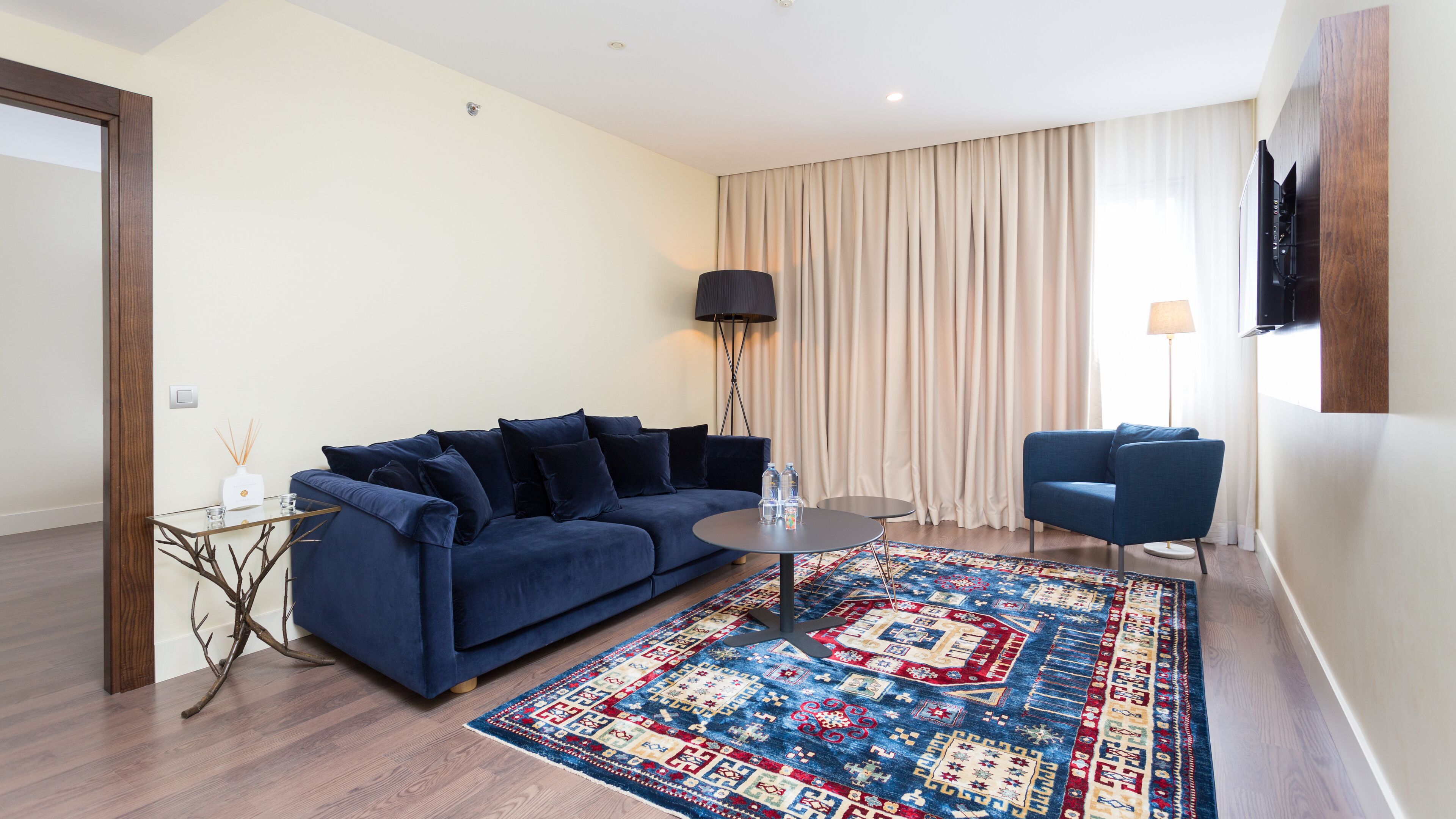 suite | premium bedding, minibar, in-room safe, desk