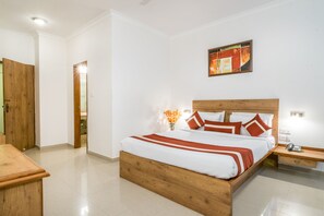 Habitación doble Deluxe, 1 cama Queen size | Minibar, caja de seguridad en la habitación y escritorio