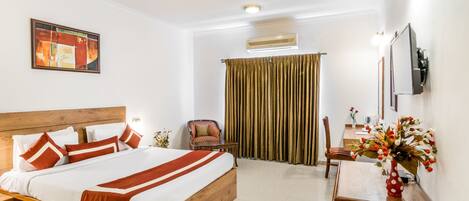 Quarto casal luxo, 1 cama Queen | Frigobar, cofres nos quartos, escrivaninha, quartos à prova de som