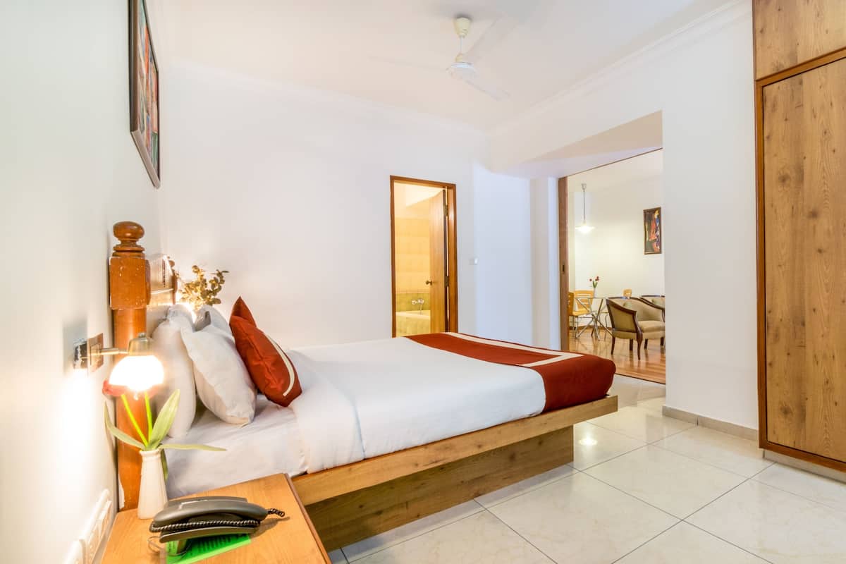 Suíte premium, 1 cama Queen | Frigobar, cofres nos quartos, escrivaninha, quartos à prova de som