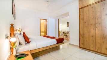 Premium Suite, 1 Queen Bed | Minibar, in-room safe, desk, soundproofing