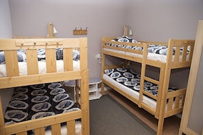 Family Room, Shared Bathroom (6 persons)