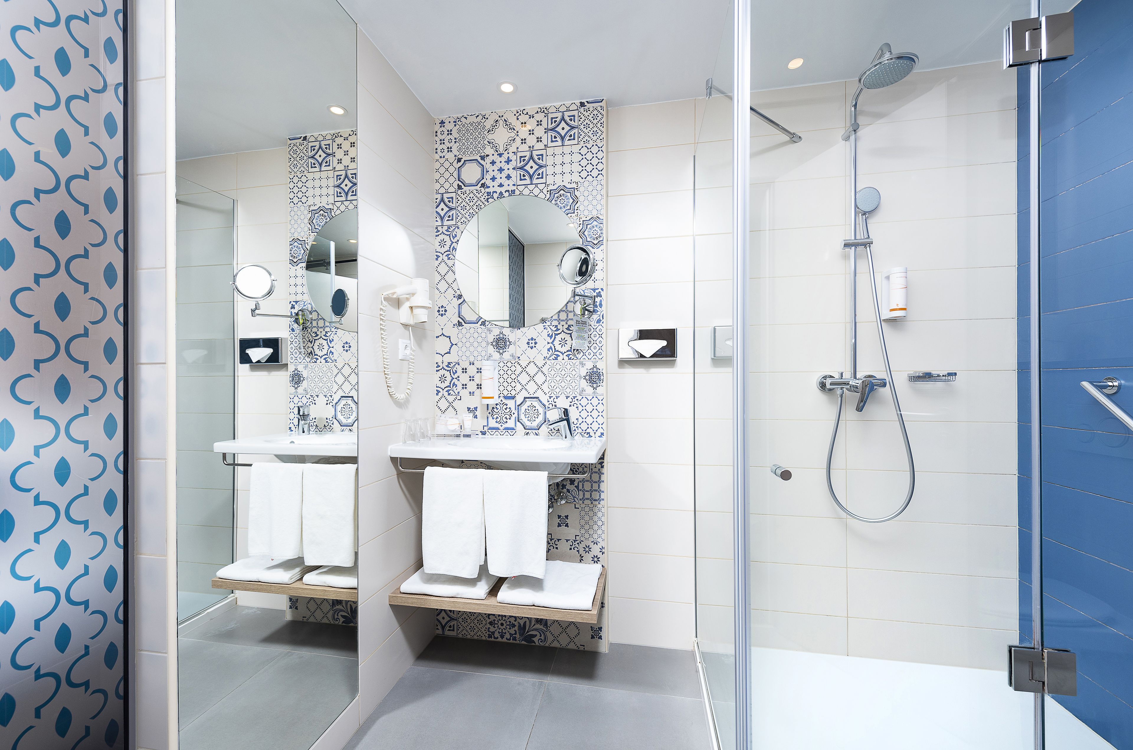 premium double room | bathroom | shower, eco-friendly toiletries, hair dryer, towels