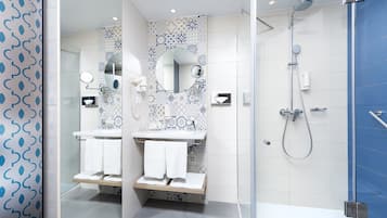 Habitación Premium doble | Baño | Ducha, artículos de higiene personal ecológicos y secador de pelo