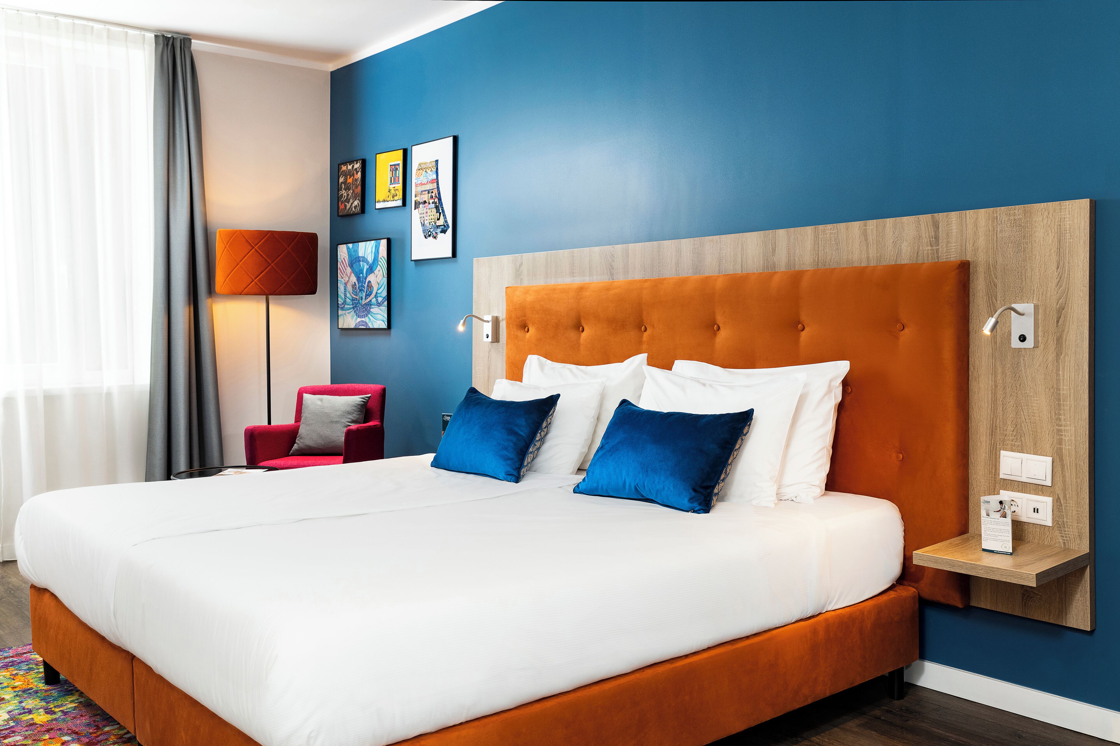 Ropa de cama hipoalergénica, minibar, caja fuerte y escritorio