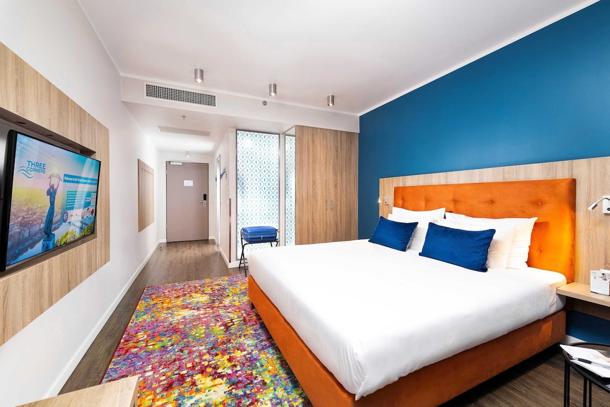 Premium Double Room with Balcony | Allergikerbettwaren, Minibar, Zimmersafe, Schreibtisch