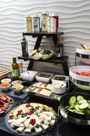 Colazione a buffet, servita tutte le mattine (15 EUR a persona)