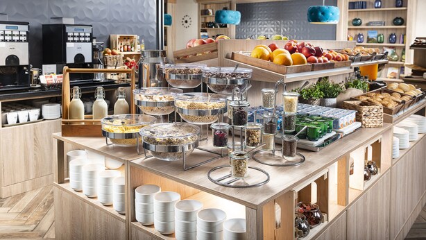 Un bufé de desayuno con diversas opciones de comida y bebidas.