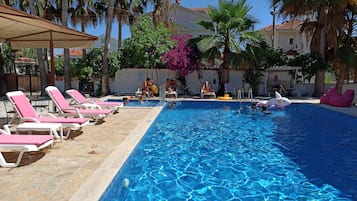 Außenpool, geöffnet von 10:00 Uhr bis 20:00 Uhr, Sonnenschirme
