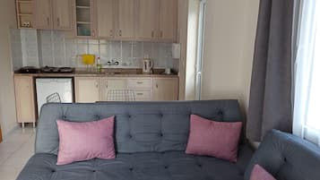 Standard Twin Room, Pool View | 1 bedroom, premium bedding, in-room safe, individually decorated