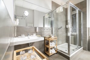 Superior Plus Room | Bathroom | Shower, eco-friendly toiletries, hair dryer, towels - Three Corners Hotel Anna (Budapest)