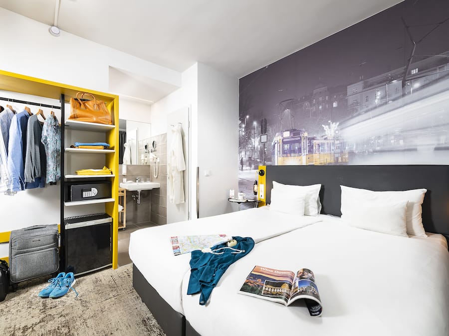 Chambre Prestige double ou avec lits jumeaux | Coffre-fort, bureau, système d’insonorisation, accès au Wi-Fi (inclus)