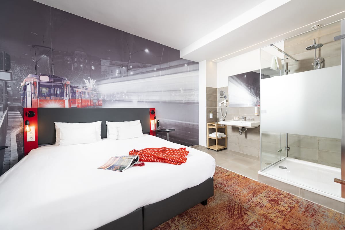 Superior Double Room with Sofa Bed | Baño | Regadera, amenidades de baño ecológicas, secadora de cabello, toallas