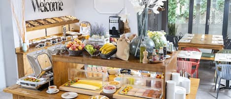 Petit déjeuner buffet (12 EUR par personne)