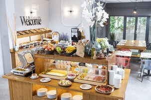 Se ofrece un desayuno bufé (12 EUR por persona)