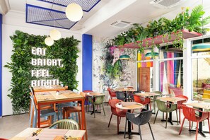 بوفيه فطور يوميًا بتكلفة قدرها (12 EUR للشخص)