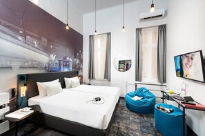 خزنة داخل الغرفة ومكتب وتجهيزات عازلة للصوت وواي فاي مجانًا