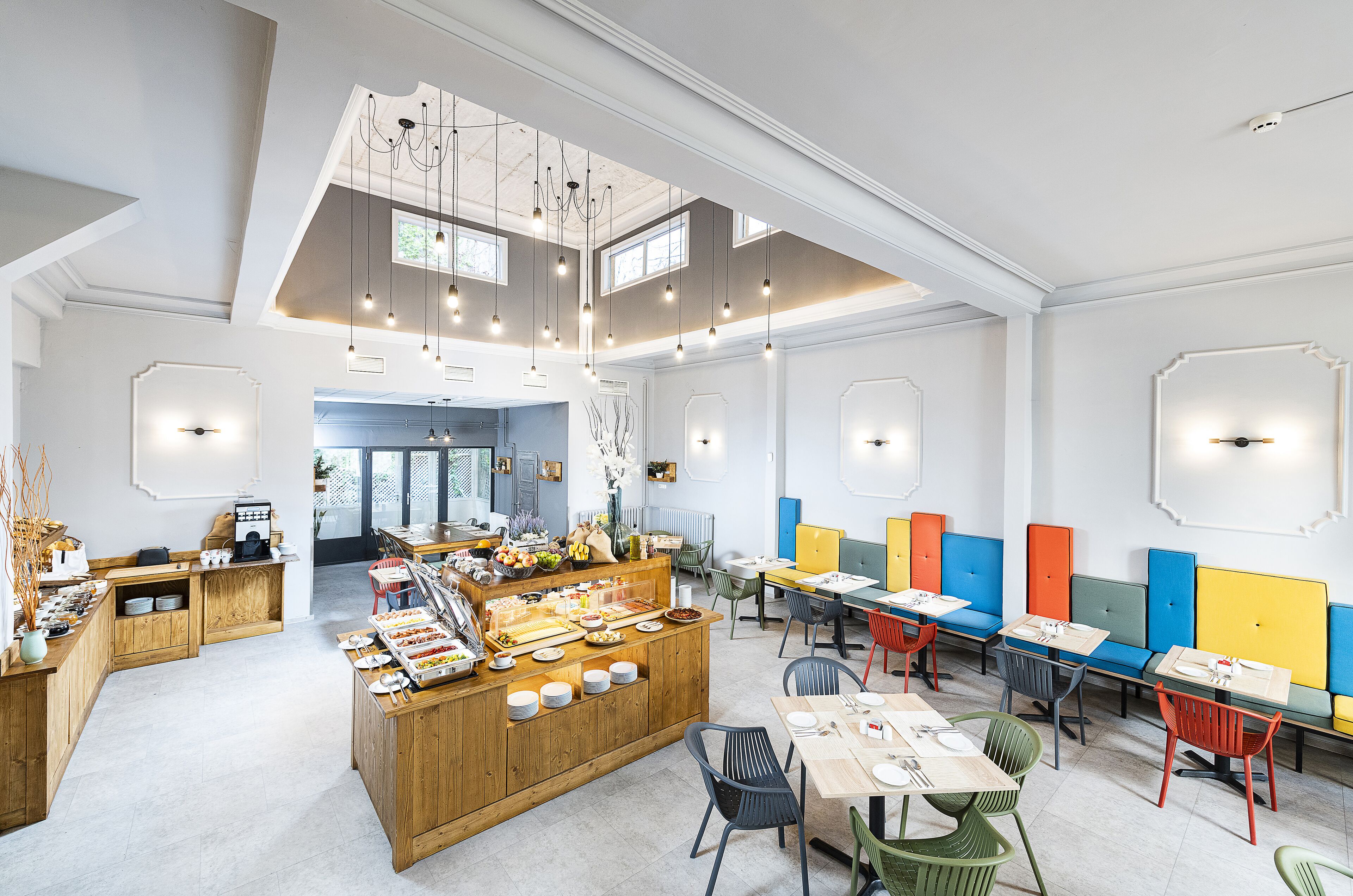 Petit déjeuner buffet (12 EUR par personne)