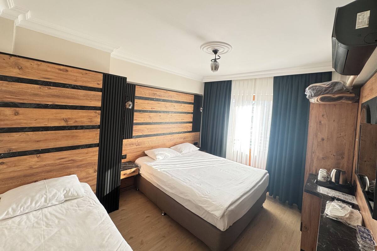 Basic Üç Kişilik Oda, Sigara İçilmez, Balkon | Kaliteli yatak takımı, minibar, ses yalıtımı, ütü/ütü masası 