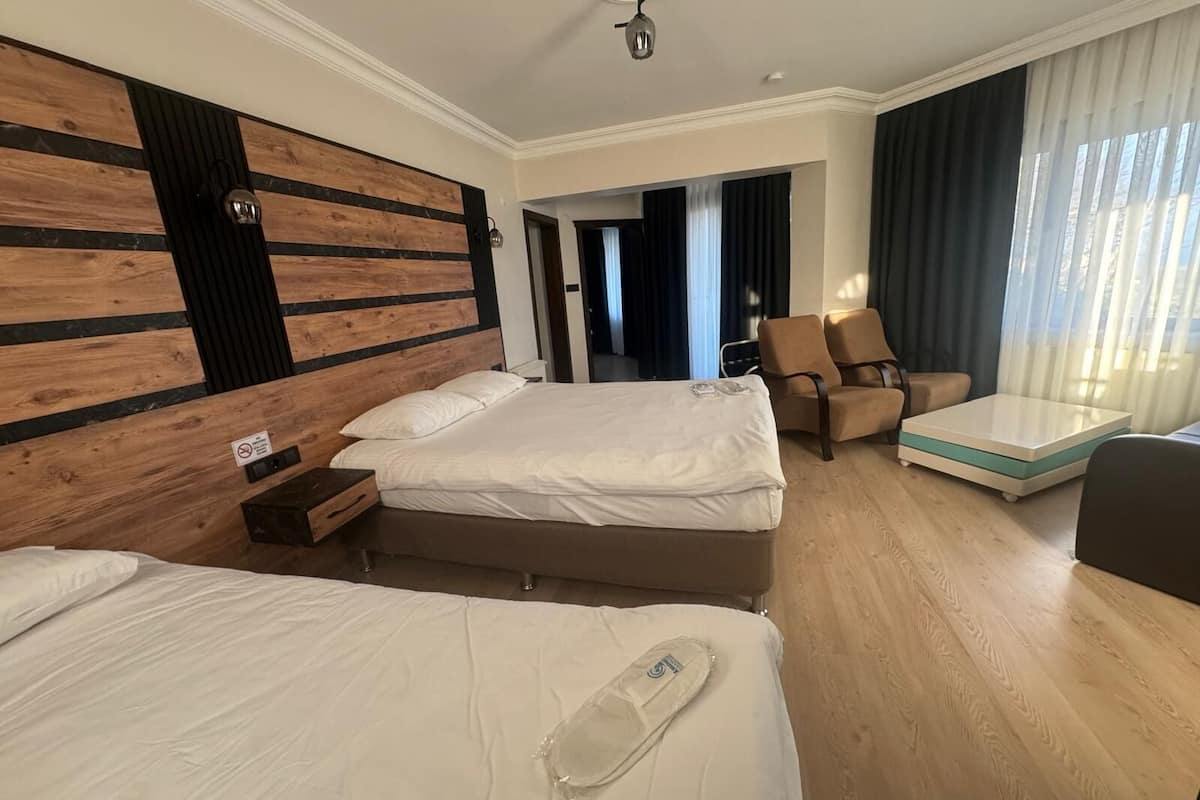 deluxe quadruple room, non smoking | 1 bedroom, premium bedding, minibar, soundproofing