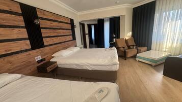 デラックス 4 人部屋 禁煙 | 高級寝具、ミニバー、防音設備、アイロン / アイロン台