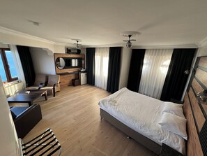 Suite familiar, no fumadores, balcón | Ropa de cama de alta calidad, minibar, sistema de insonorización