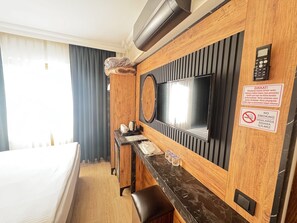 Eenvoudige driepersoonskamer, niet-roken, balkon | Luxe beddengoed, een minibar, geluiddichte muren