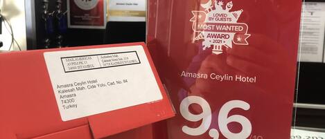 A red award plaque for the Amasra Ceylin Hotel with a 9.6/10 rating from Hotels.com.