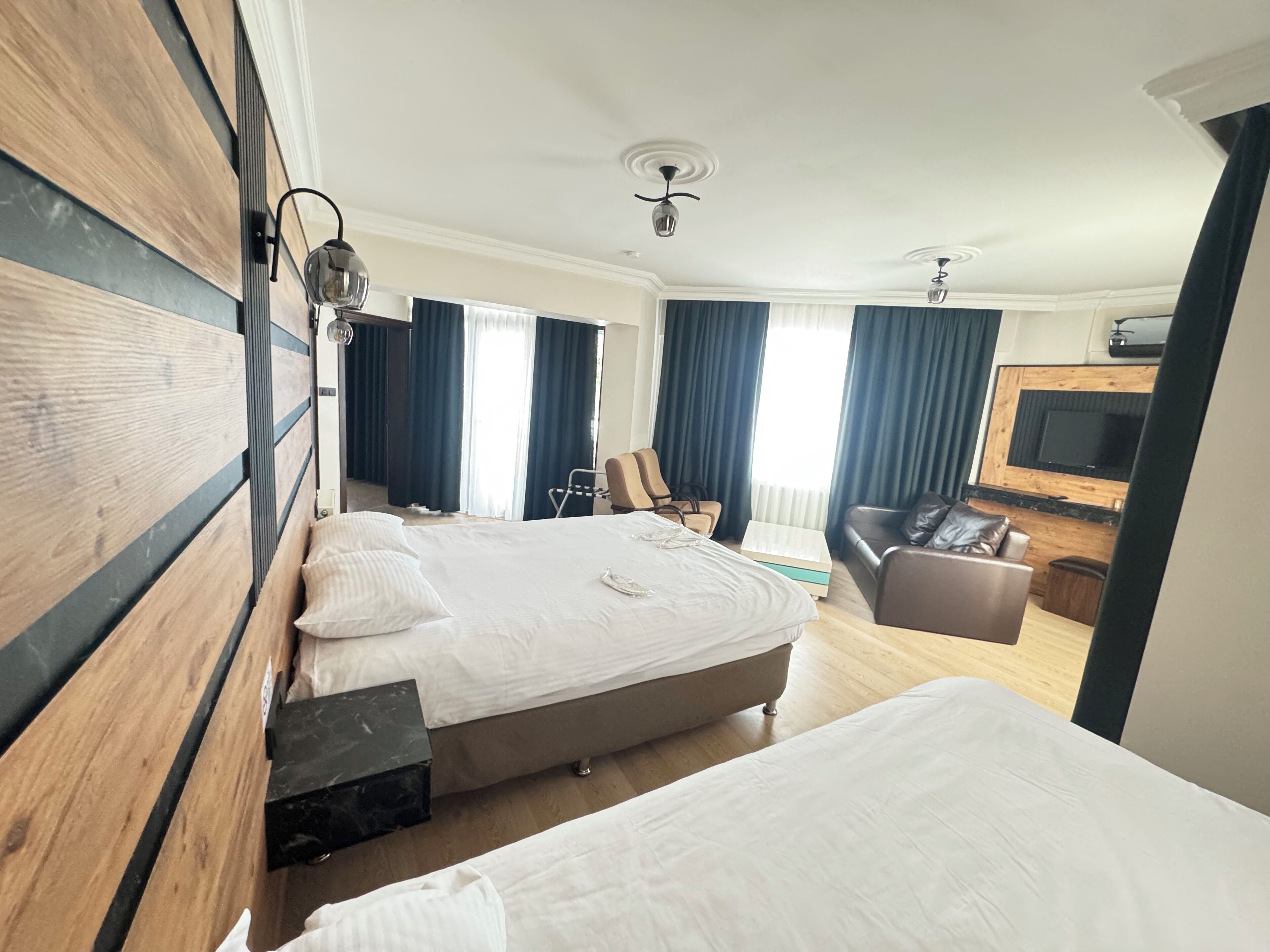 Habitación cuádruple Deluxe, no fumadores | Ropa de cama de alta calidad, minibar, sistema de insonorización