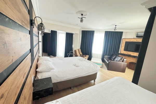 Habitación cuádruple Deluxe, no fumadores | Ropa de cama de alta calidad, minibar, sistema de insonorización