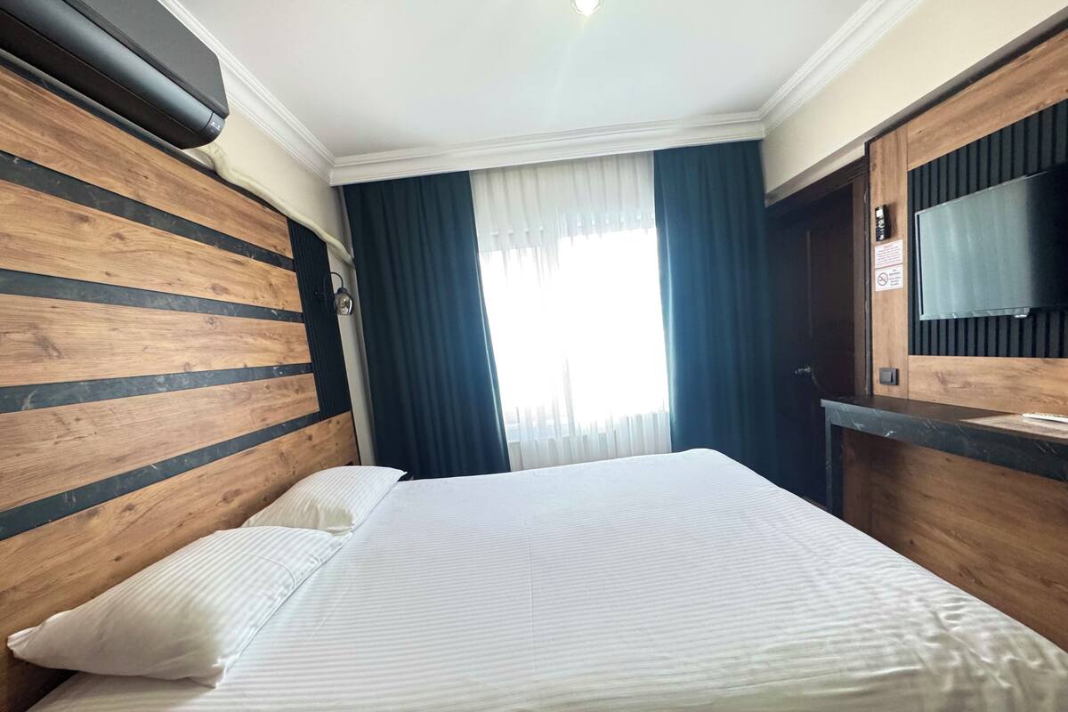 Economy Tek Büyük Yataklı Oda, Sigara İçilmez | Kaliteli yatak takımı, minibar, ses yalıtımı, ütü/ütü masası 