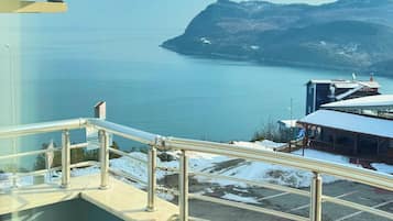 Suite familiar, para no fumadores, balcón | Ropa de cama de alta calidad, minibar y insonorización