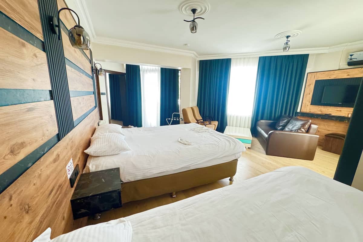 Deluxe Dört Kişilik Oda, Sigara İçilmez | Kaliteli yatak takımı, minibar, ses yalıtımı, ütü/ütü masası 