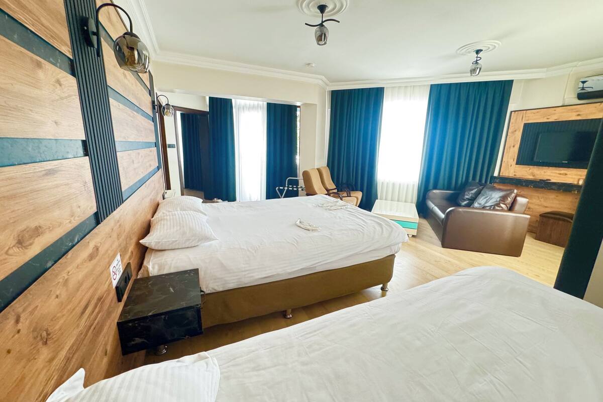 deluxe quadruple room, non smoking | 1 bedroom, premium bedding, minibar, soundproofing