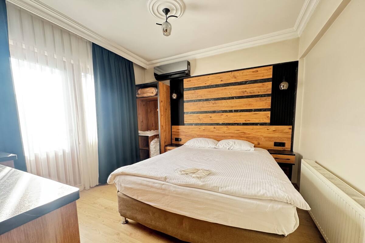 Tek Büyük Yataklı Oda, Sigara İçilmez, Balkon | Kaliteli yatak takımı, minibar, ses yalıtımı, ütü/ütü masası 