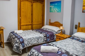 In-room safe, desk, blackout drapes, rollaway beds - Hostal Nuria (Cuevas Del Almanzora)