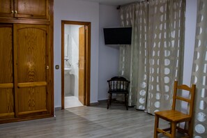 Quarto casal, vista para o mar | Cofres nos quartos, escrivaninha, cortinas blackout