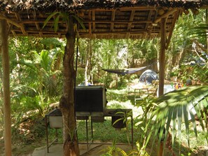 S'hi serveixen esmorzars, dinars i plats de cuina local i internacional 